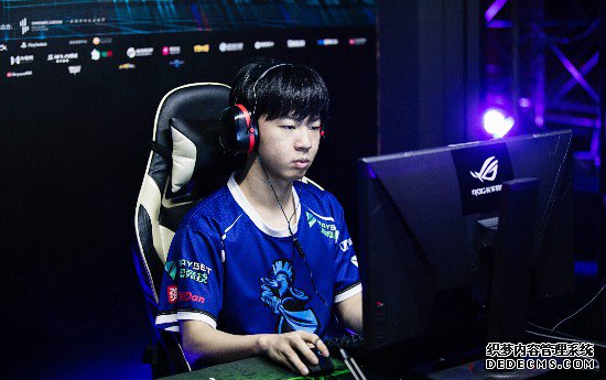 小组第一!Newbee.Time晋级单职业传奇O八强